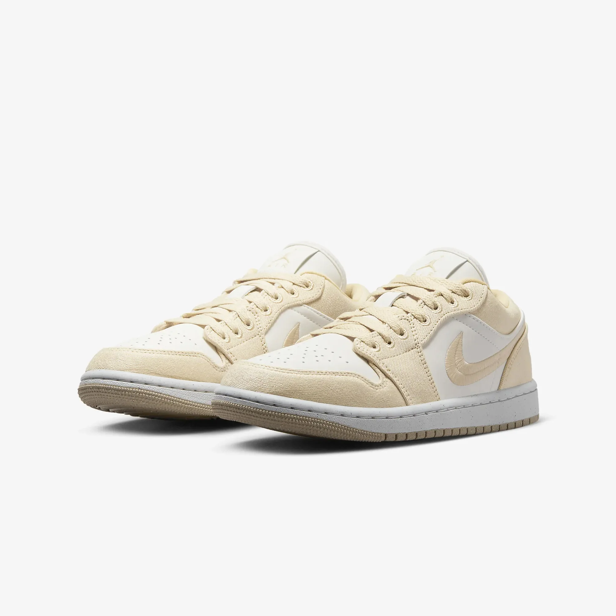 Jordan | AIR JORDAN 1 LOW SE { TEAM GOLD/SAIL - Image 2