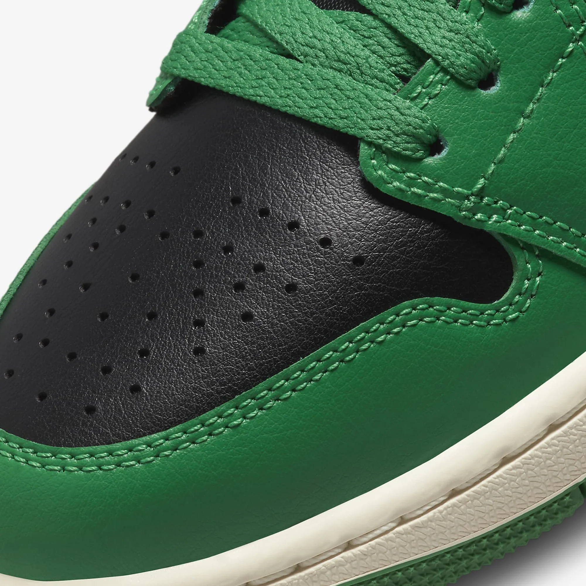 Jordan | AIR JORDAN 1 MID { BLACK/LUCKY GREEN-AQUATONE-SAIL - Image 4