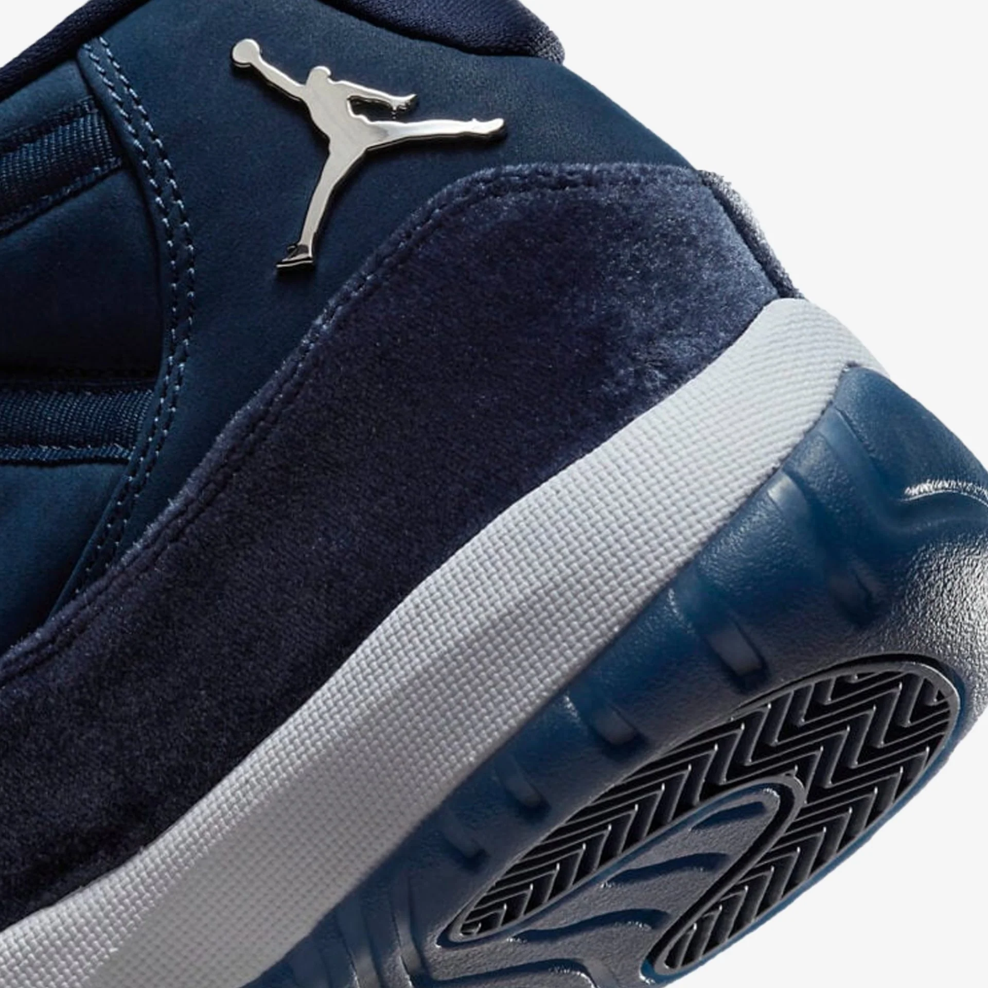Jordan | AIR JORDAN 11 RETRO { MIDNIGHT NAVY/METALLIC SILVER - Image 4