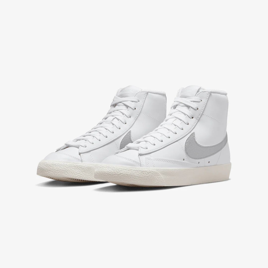 Nike | BLAZER MID '77 ESS { WHITE/METALLIC SILVER - Image 2