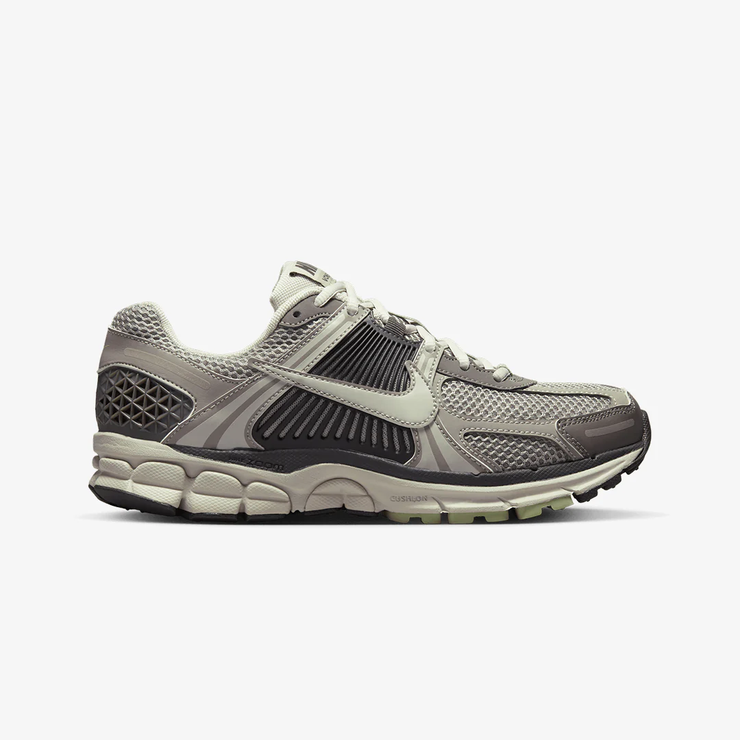 Nike | ZOOM VOMERO 5 { COBBLESTONE/LIGHT BONE-LIGHT BONE