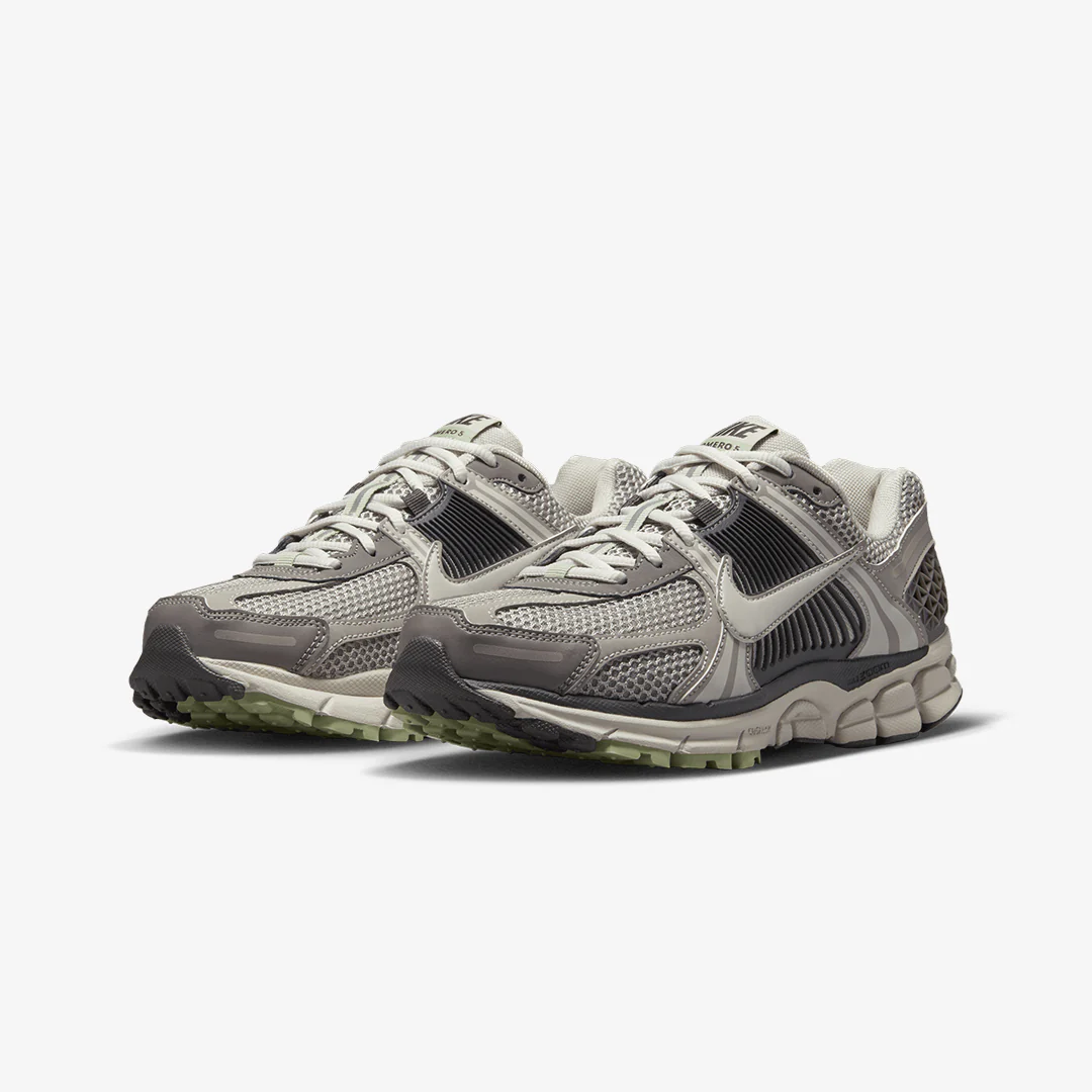 Nike | ZOOM VOMERO 5 { COBBLESTONE/LIGHT BONE-LIGHT BONE - Image 2