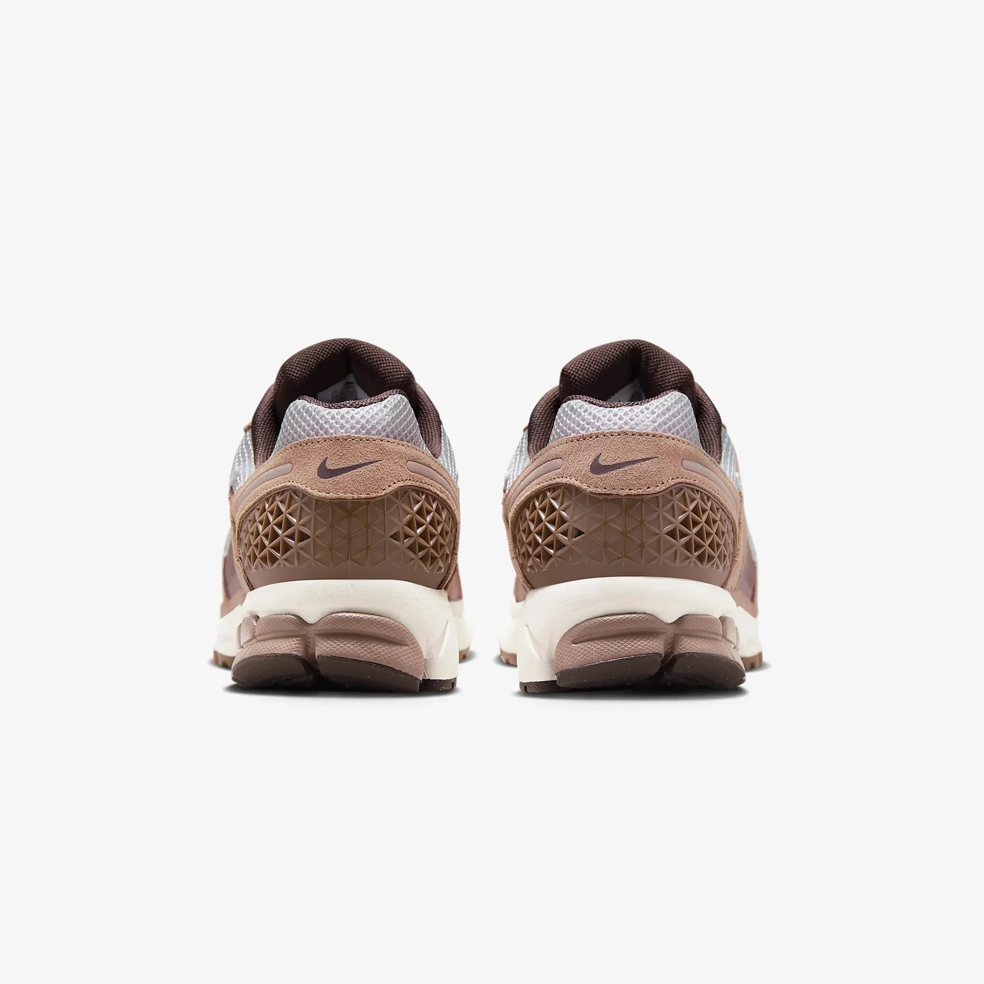 Nike | ZOOM VOMERO 5 { DUSTED CLAY/EARTH-PLATINUM VIOLET - Image 3